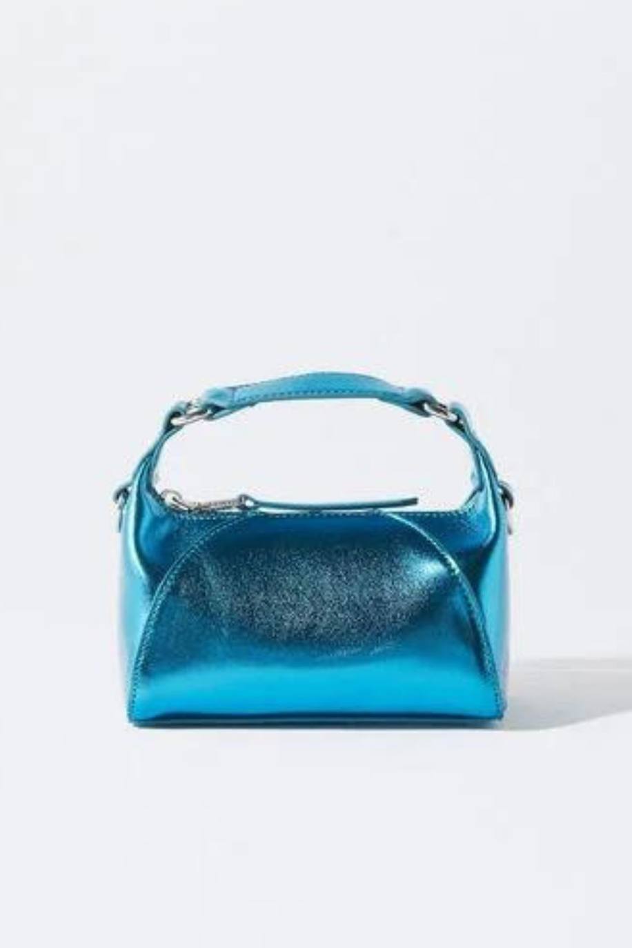 Bolso metalizado en azul de Parfois. 19.99 euros. 