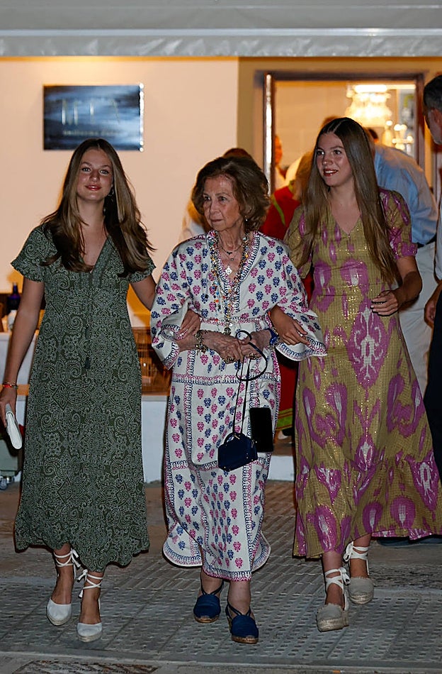 Las hijas de los Reyes con vestidos largos y alpargatas, acompañadas de su abuela, la Reina Sofia, que también lució un vestido largo tipo caftán y alpargatas.