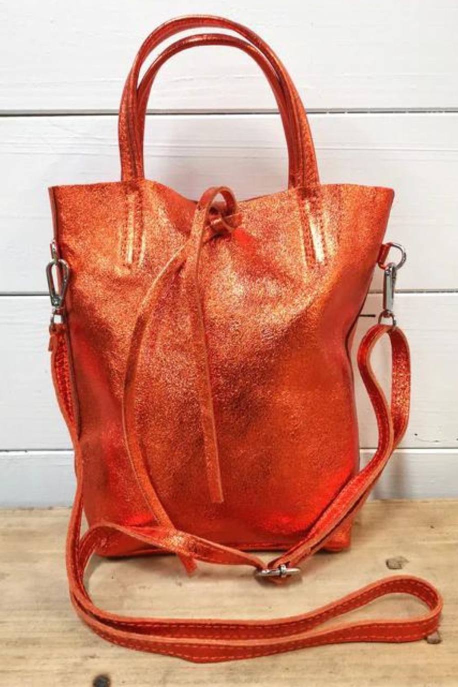 Bolso metalizado en color naranja. 33.90 euros en Monisqui. 