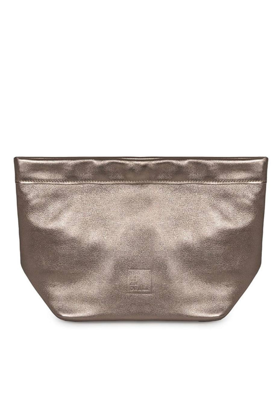 Bolso 'clutch' metalizado en oro bronce. 145 euros en Leandra.