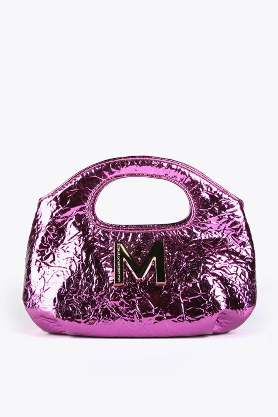 Bolso pequeño de mano de Lola Casademunt. Metalizado en color fucsia con efecto arrugado. 69.95 euros en El Corte Inglés.