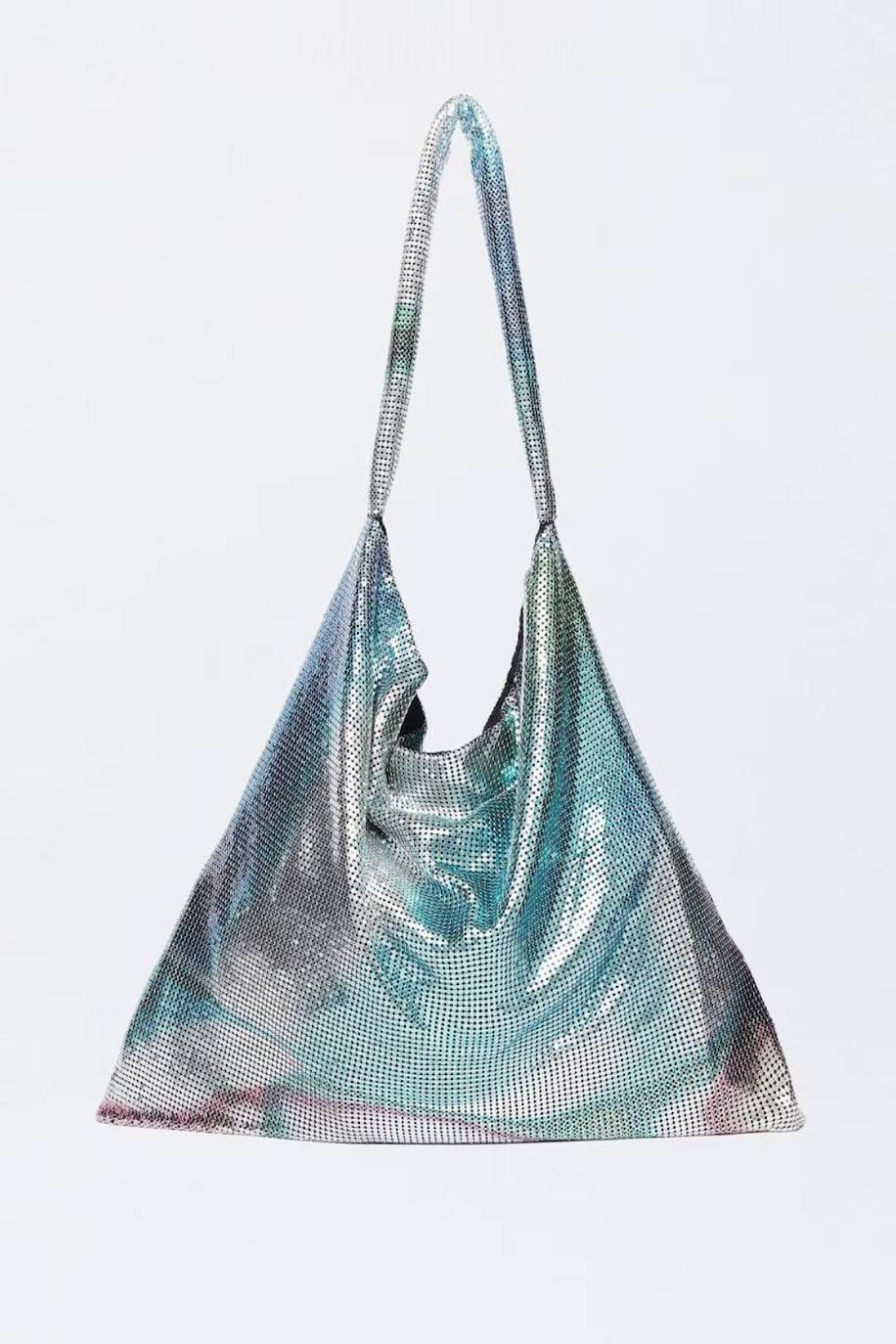 Bolso metalizado confeccionado en tejido Mesh de Parfois. 49.99 euros en El Corte Inglés.