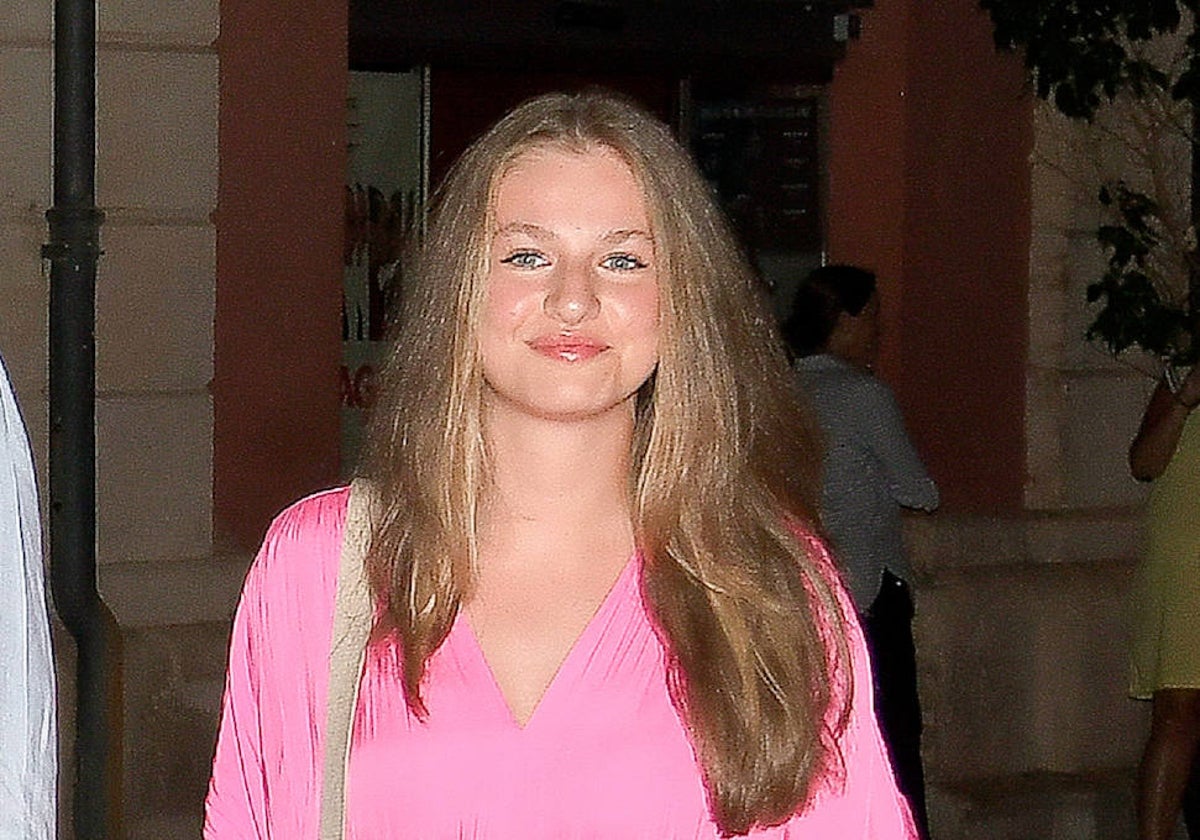 Leonor con vestido rosa y manicura roja en una tarde de cine en Mallorca.