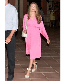 Imagen secundaria 2 - El Rey Felipe junto a la princesa Leonor con vestido de Sfera y alpargatas de Macarena Shoes