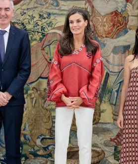 Imagen secundaria 2 - La Reina Letizia junto a la Princesa Irene de Grecia en Mallorca, durante la cena oficial con el Presidente de Colombia y durante una audiencia en Zarzuela