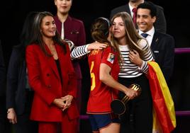 Del traje rojo de la Reina Letizia al look 'navy' de la Infanta Sofía: sus looks para apoyar a la Selección española en el Mundial de fútbol femenino