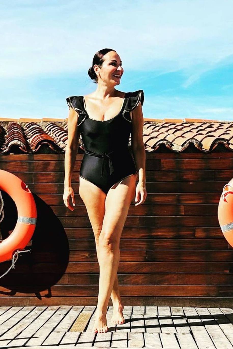 Ana Milán con un traje de baño de la firma Alawa, confeccionado en lycra, en color negro, escote en 'V' y doble volante en los hombros.