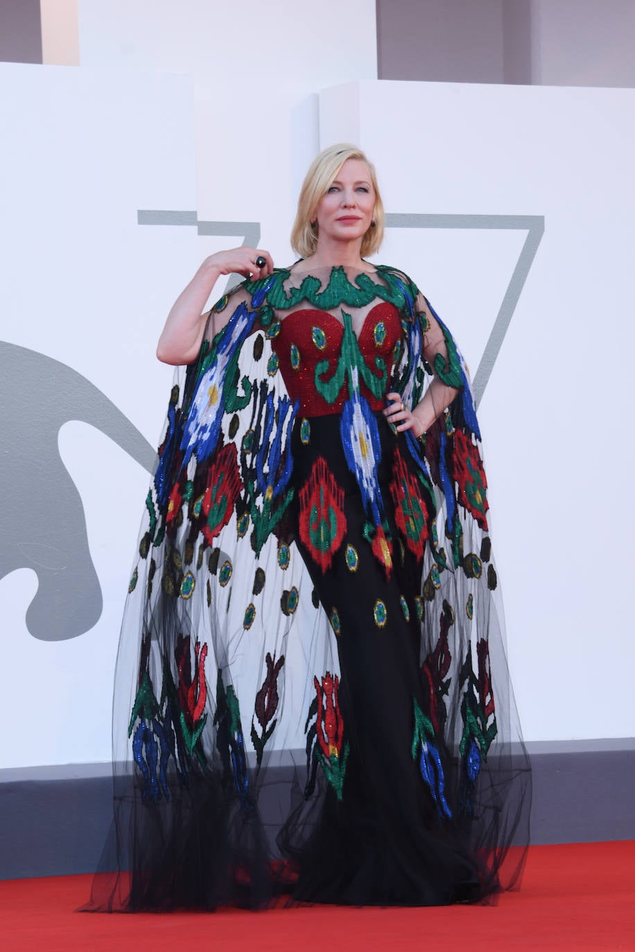 Cate Blanchett, fascinante en 2020 con un vestido multicolor de Armani Privé para la clausura del Festival de cine. 