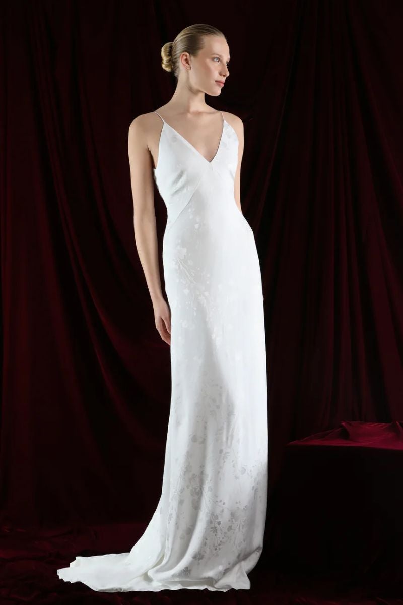 Victoria Collection. Vestido lencero en crepé satén damascado con motivos florales y cortes sobre el cuerpo que hace resaltar la silueta. C.P.V.