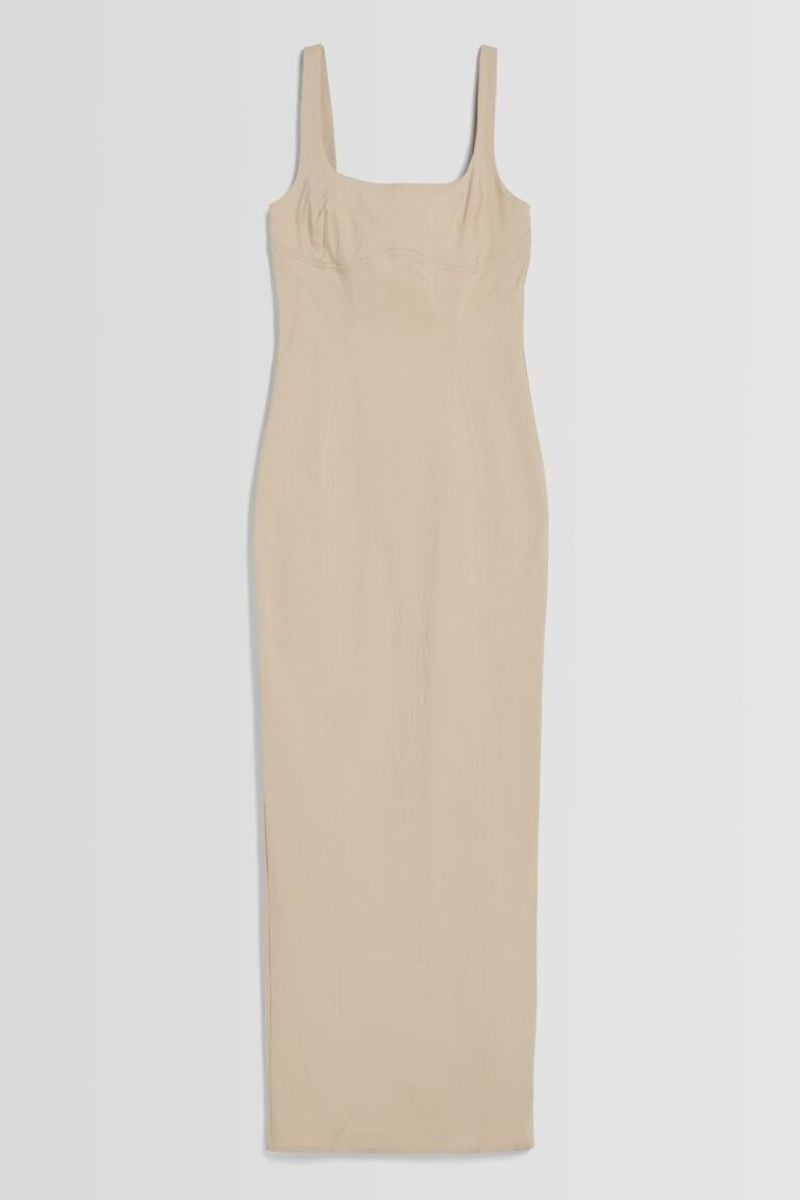 Bershka. Vestido midi de tirantes largos austados y cuello a la caja, de Bershka. También en verde pistacho, gris perla y negro. Precio: 29,99€