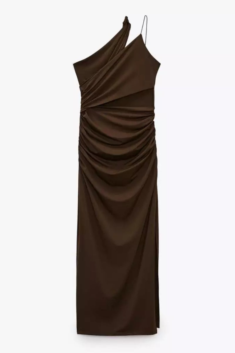 Zara. Vestido midi 'cut out' marrón chocolate con abertura y drapeado en el costado, escote diagonal doble con un tirante espagueti y el otro enrollado sobre sí mismo. Precio: 22,95€.