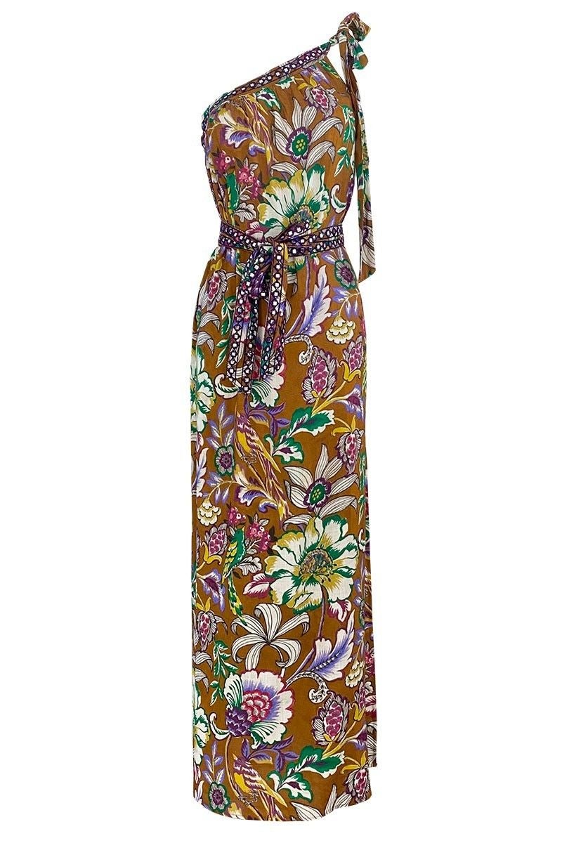 Miss June. Vestido fluido con escote asimétrico y estampado de flores en tonos marrones con un cinturón con bordados que se encuentra también presente en la parte superior y cuya falda presenta una abertura lateral. Precio: 190€.