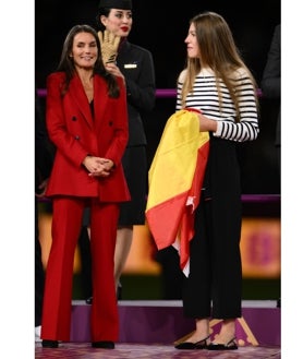 Imagen secundaria 2 - Una de las primeras imágenes de la Infanta en Gales. Y la Infanta Sofía junto a la Reina Letizia durante la final del Mundial de fútbol femenino