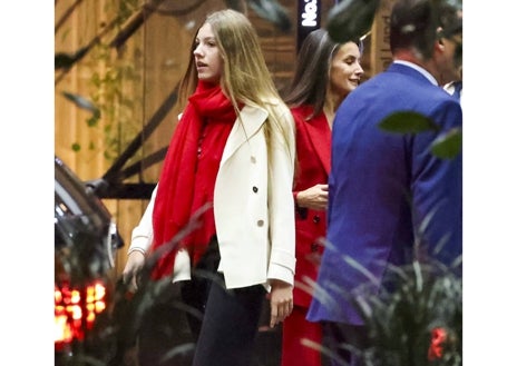 Imagen secundaria 1 - Una de las primeras imágenes de la Infanta en Gales. Y la Infanta Sofía junto a la Reina Letizia durante la final del Mundial de fútbol femenino