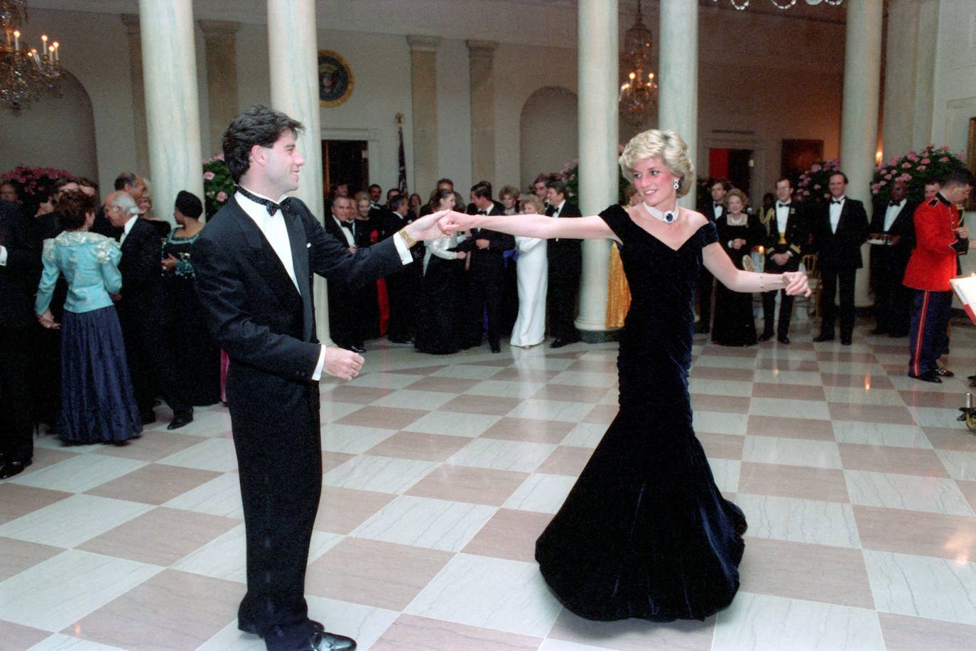 Bailando con Jon Travolta, la Princesa llevó un espectacular vestido de terciopelo y corte sirena que combinó con el choker de perlas.
