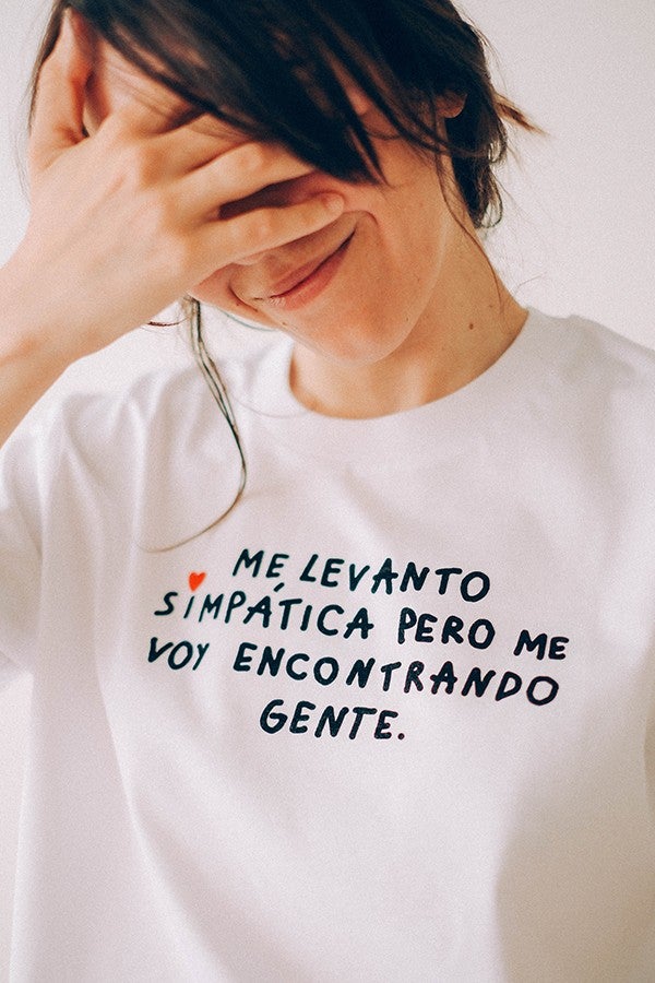 'Me levanto simpática pero me voy encontrando gente'. ¿A quién se la regalarías? ¿O sería más bien un autoregalo? Disponible en Offset Collage por 36 euros.