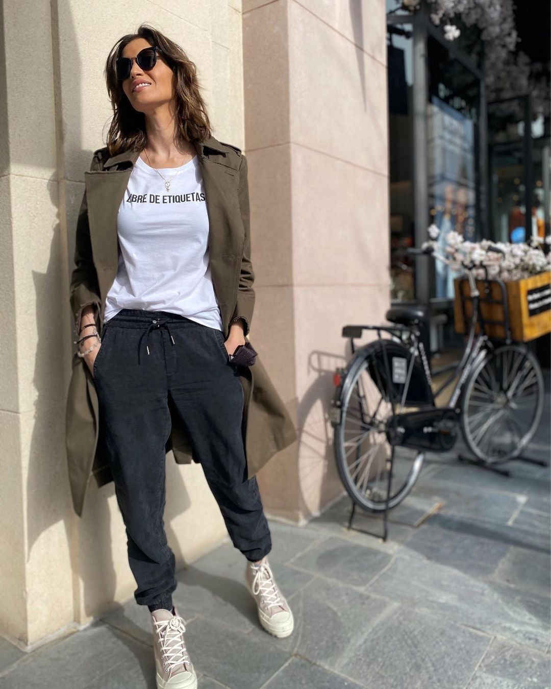 Aunque esta foto de Sara Carbonero tiene un par de años, la empresaria suele lucir con frecuencia camisetas con mensaje. En la de la imagen se puede leer 'Libre de etiquetas'.