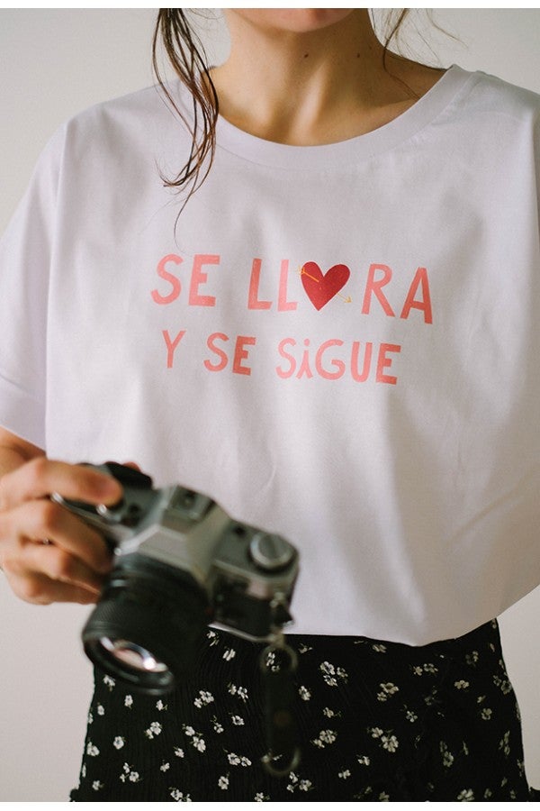 'Se llora y se sigue' de Offset Collage. Original y perfecta para quitar drama a los asuntos. Su algodón orgánico es super suave y su impresión se ha realizado con tintas naturales respetuosas con el medio ambiente. Disponible por 36 euros.