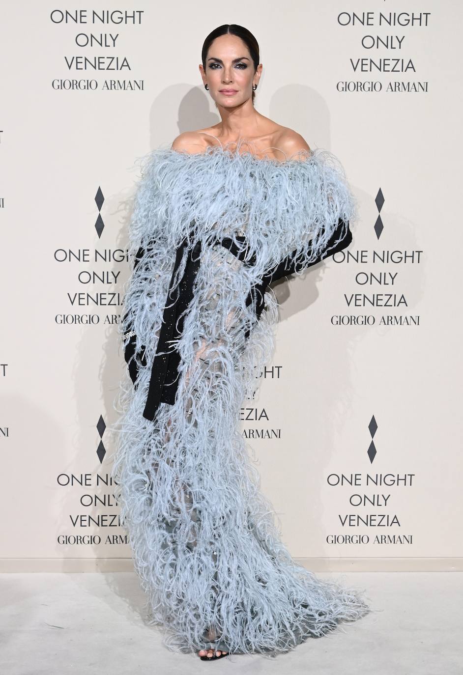 Eugenia Silva tampoco se quiso perder el desfile de Giorgio Armani y se enfundó en un vestido repleto de plumas azules que combinó con unos guantes negros. 