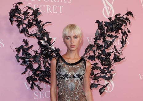 Imagen secundaria 1 - Julia Fox, Iirs Law y Lila Grace Moss en la alfombra rosa de Victoria's Secret. 