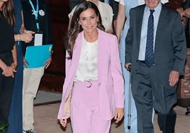 La Reina Letizia vuelve al trabajo con un look de 10: traje sastre del color de moda