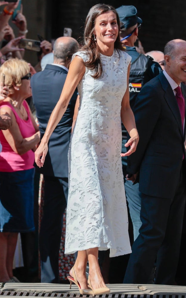 Doña Letizia con vestido midi y salones nude, un estilismo sencillo y elegante, para visitar hoy Pamplona.