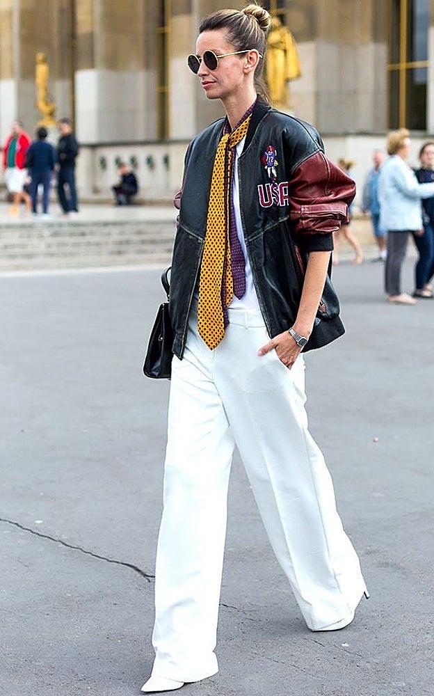 Puedes combinar tu corbata con una cazadora de cuero.