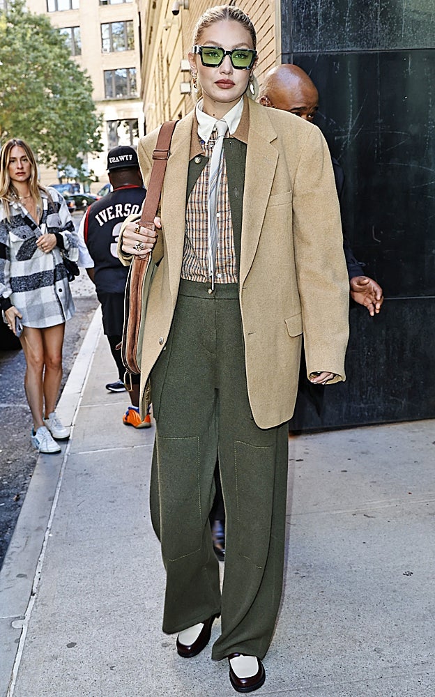 Gigi Hadid con un estilismo de estilo masculino.