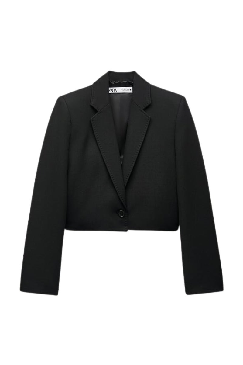 Zara: blazer cropped con hombreras muy marcadas. Su corte innovador dotará hasta a los estilismos más sencillos de un acabado muy elegante y chic. Precio: 79,95€.