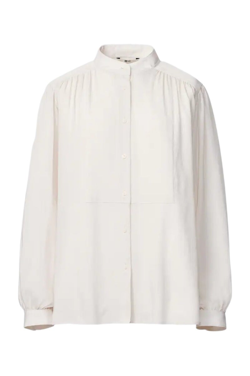 Uniqlo: blusa confeccionada en tejidos reciclados de corte oversize, mangas abullonadas y cuello mao. Cómoda y estilosa a partes iguales y disponible también en marrón, azul marino y hueso. Precio: 39,90€.