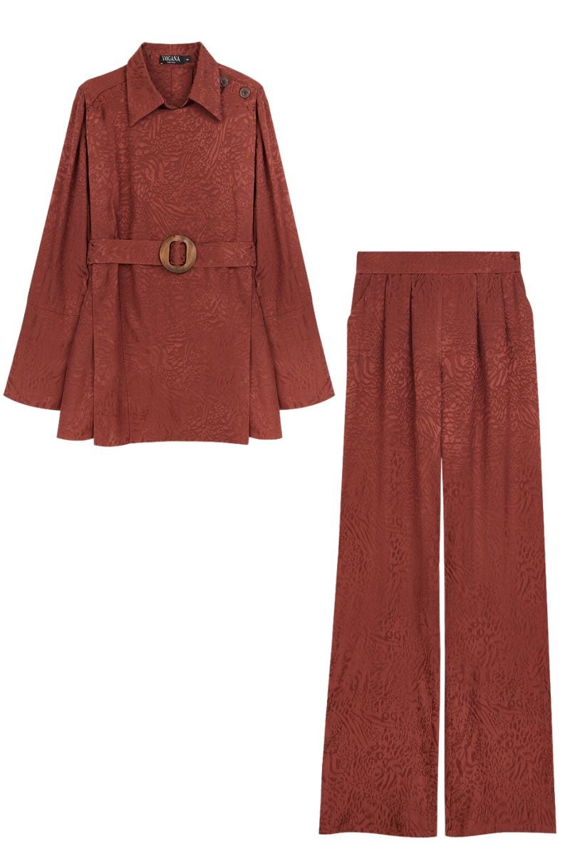 Vogana: traje dos piezas de jacqard en color teja. La blusa tiene escote a la caja, cuellos y manga larga con puño e incluye un cinturón del mismo tejido con hebilla de madera mientras que el pantalón tiene la pernera recta. Una opción que no puede faltar en el vestidor y que ofrece un amplio abanico de posibilidades a la hora de combinarla tanto en ‘total look’ como por separado. Precio: la blusa cuesta 135€ y el pantalón 125€.