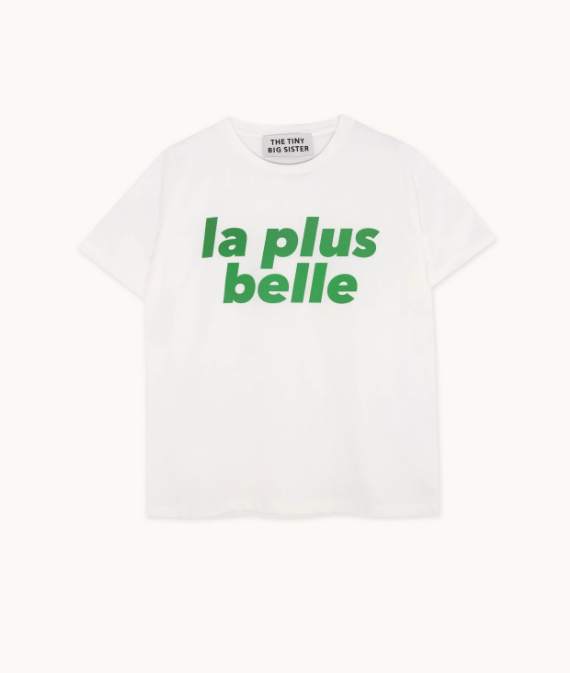 Todos los días merecemos leer 'Le plus belle. Esta camiseta con mensaje de The Tiny Big Sister es el mejor regalo. Su precio: 49 euros.