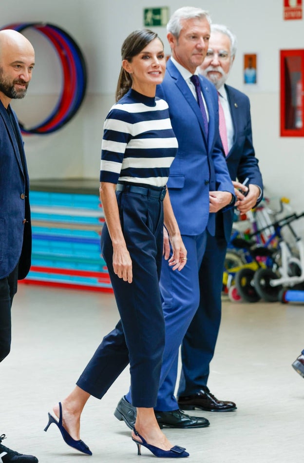 El look navy de Doña Letizia es perfecto para el otoño.