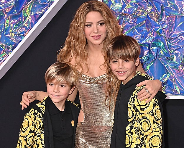 Shakira acompañada de sus dos hijos, Milan y Sasha.