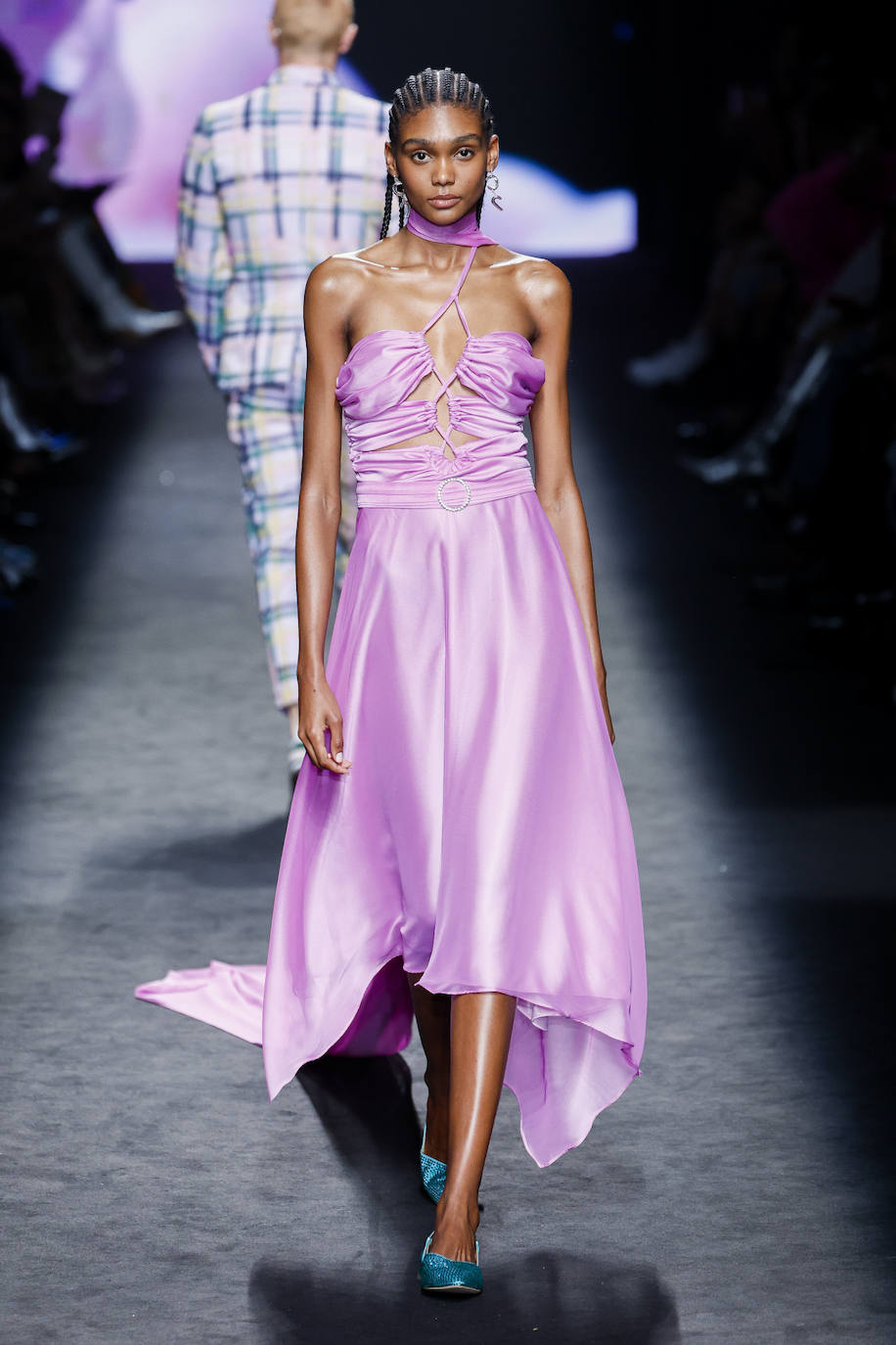 Desfile de Paloma Suárez en la MBFWMadrid primavera-verano 2024. Los tejidos suaves y vaporosos han protagonizado la colección de la diseñadora canaria. 