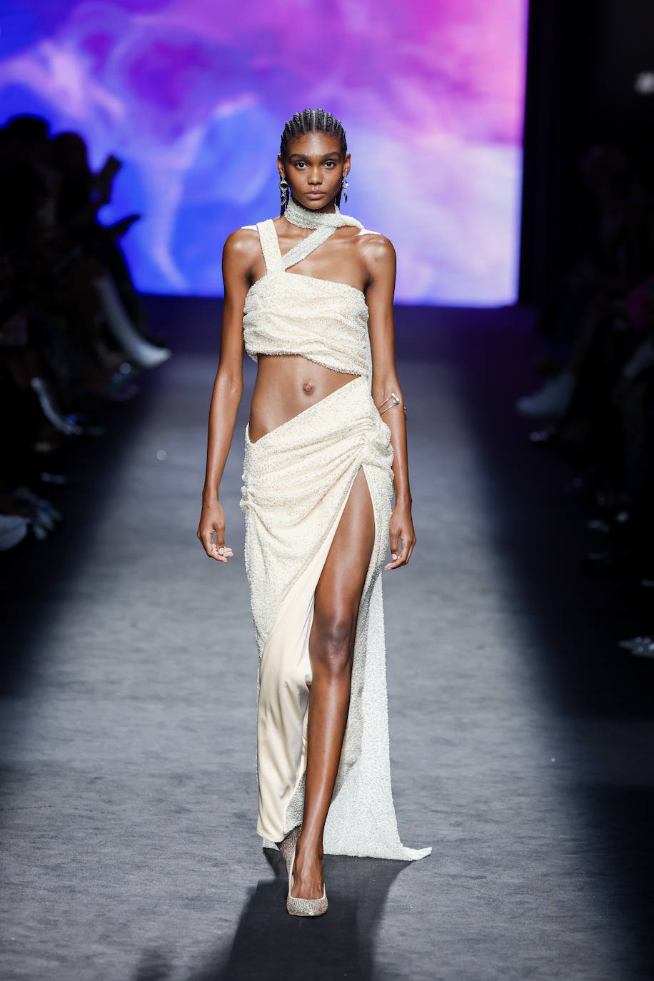 Desfile de Paloma Suárez en la MBFWMadrid primavera-verano 2024. Vestido con 'cut out' y gran abertura en la falda, perfecto para una alfombra roja. 