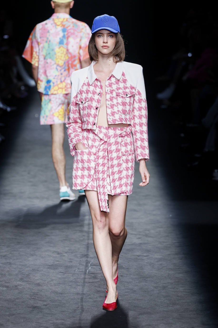 Desfile de Paloma Suárez en la MBFWMadrid primavera-verano 2024. Conjunto de pata de gallo en color rosa. 
