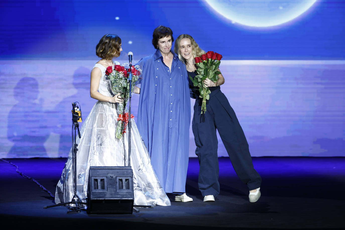 Desfile de Ynésuelves en la MBFWMadrid primavera-verano 2024. Madre e  hija se emocionan al final del desfile. 