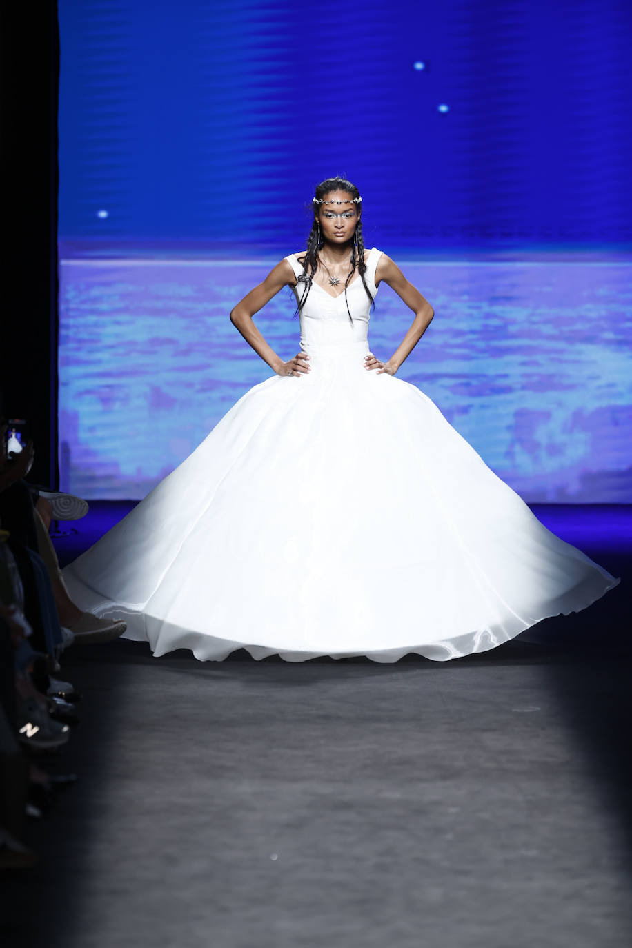 Desfile de Ynésuelves en la MBFWMadrid primavera-verano 2024. Espectacular diseño en color blanco. 