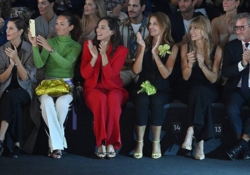 Tamara Falcó, de rojo, y Begoña Gómez, de negro, las primeras famosas en el 'front row' de la pasarela de Madrid