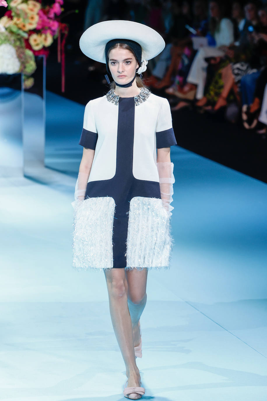 Desfile de Jorge Vázquez en la MBFWMadrid 2023. La combinación de tejidos y los sombreros han sido elementos clave. 