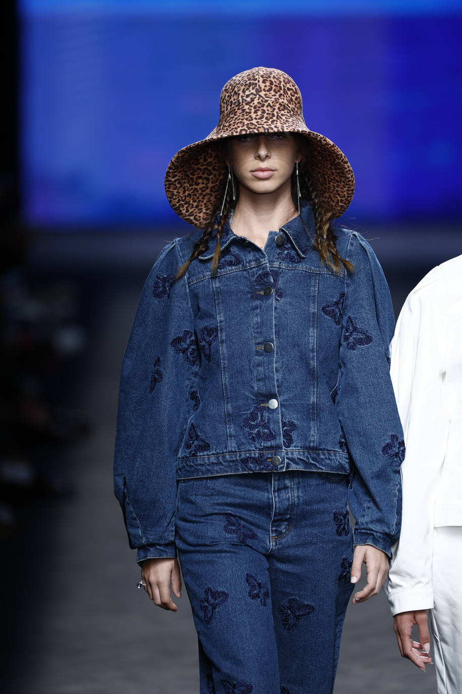 Desfile de Ynésuelves en la MBFWMadrid primavera-verano 2024. El denim con bordados también ha estado presenta en la colección de la marca. 