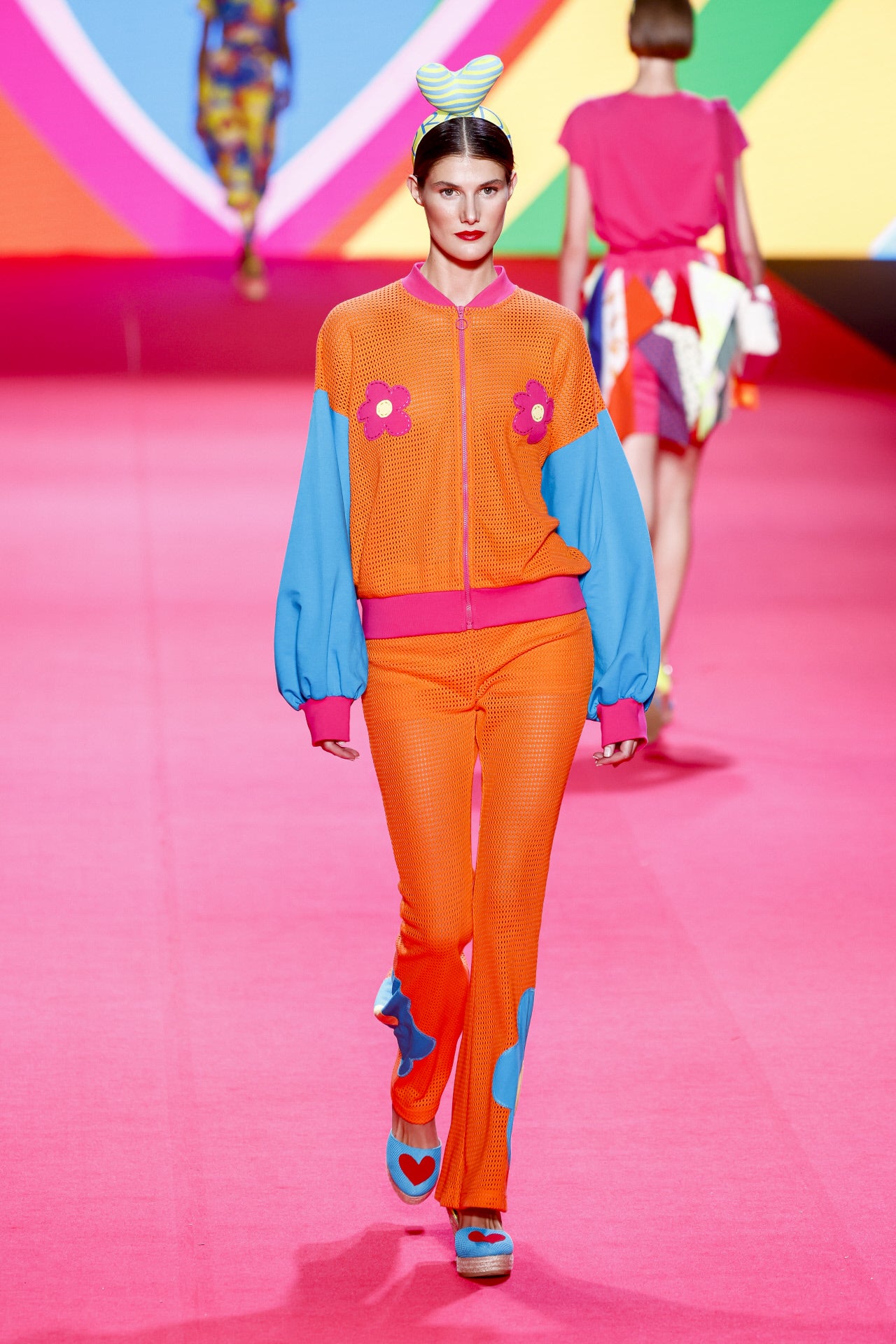 Desfile de Ágatha Ruiz de la Prada en la MBFWMadrid primavera-verano 2024. El color naranja fue predominante en este desfile cargado de color. La diseñadora ha subido a la pasarela varios conjuntos que pueden llevarse así o las partes por separado.