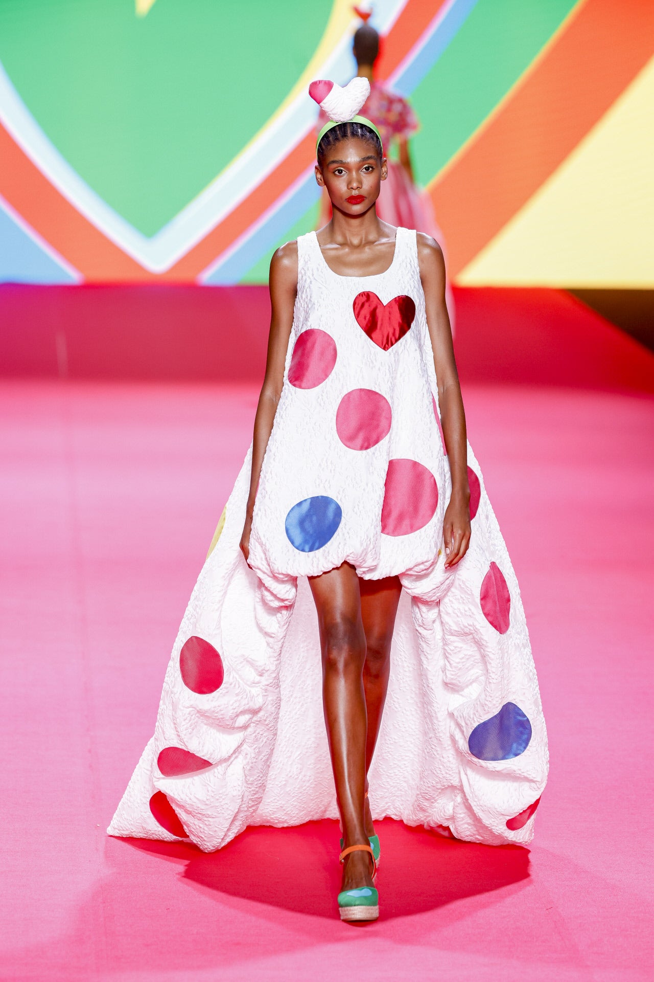 Desfile de Ágatha Ruiz de la Prada en la MBFWMadrid primavera-verano 2024. Los vestidos vaporosos fueron protagonistas, pero aún más las formas. Este en concreto, el último que se subió a la pasarela, fue el único diseño con cola.