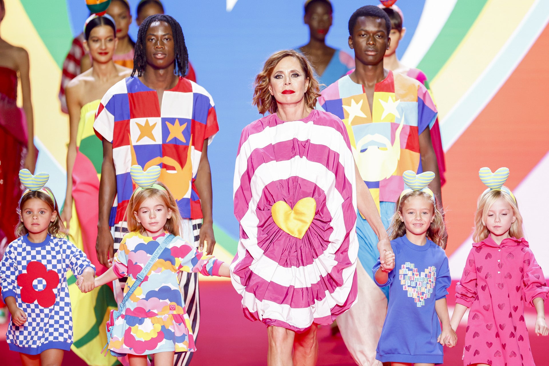 Desfile de Ágatha Ruiz de la Prada en la MBFWMadrid primavera-verano 2024. Como siempre tras sus desfiles, Ágatha salió a la pasarela a poner el broche final a la cita.