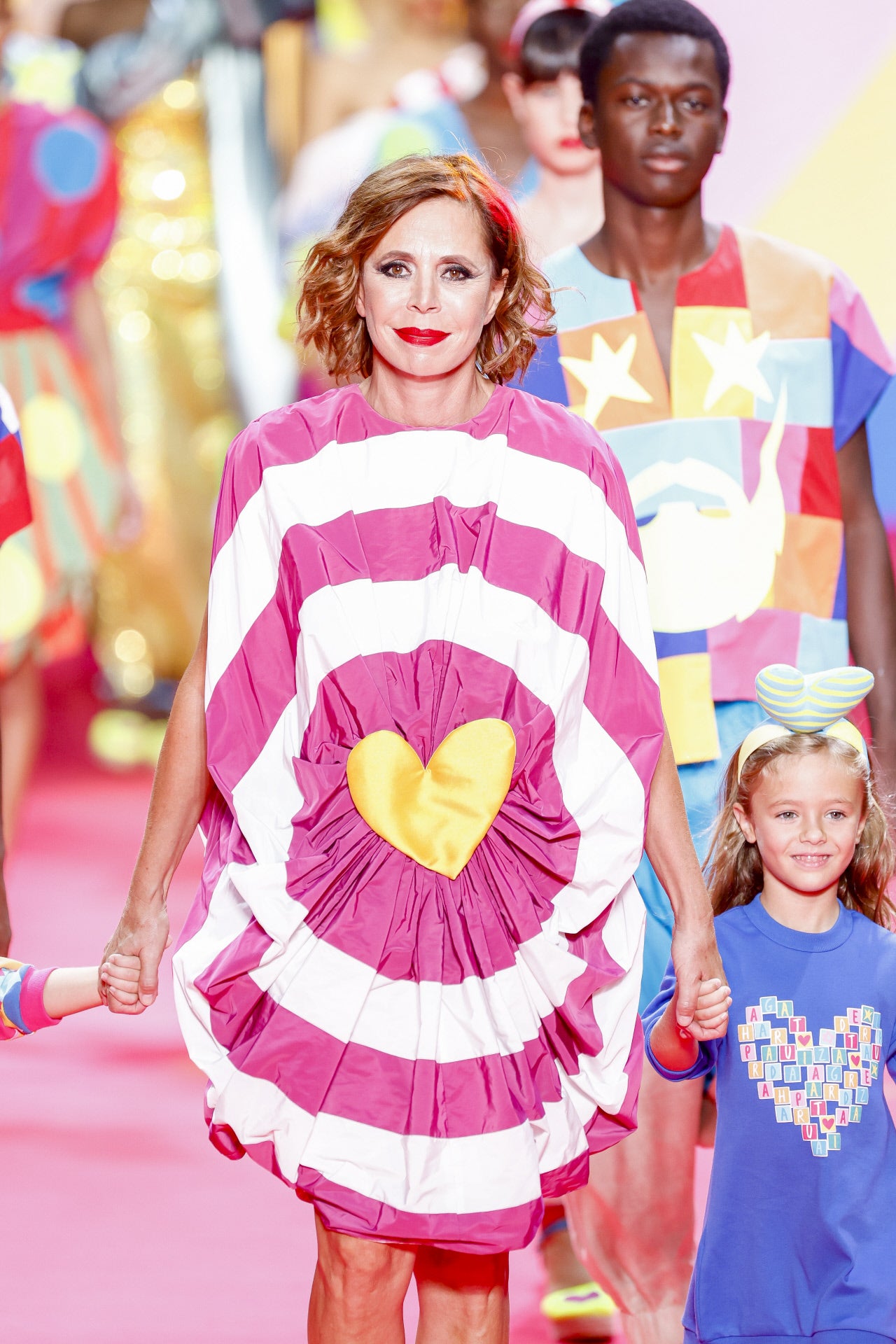 Desfile de Ágatha Ruiz de la Prada en la MBFWMadrid primavera-verano 2024. Para la ocasión, lució un vestido bicolor y un corazón en el centro.