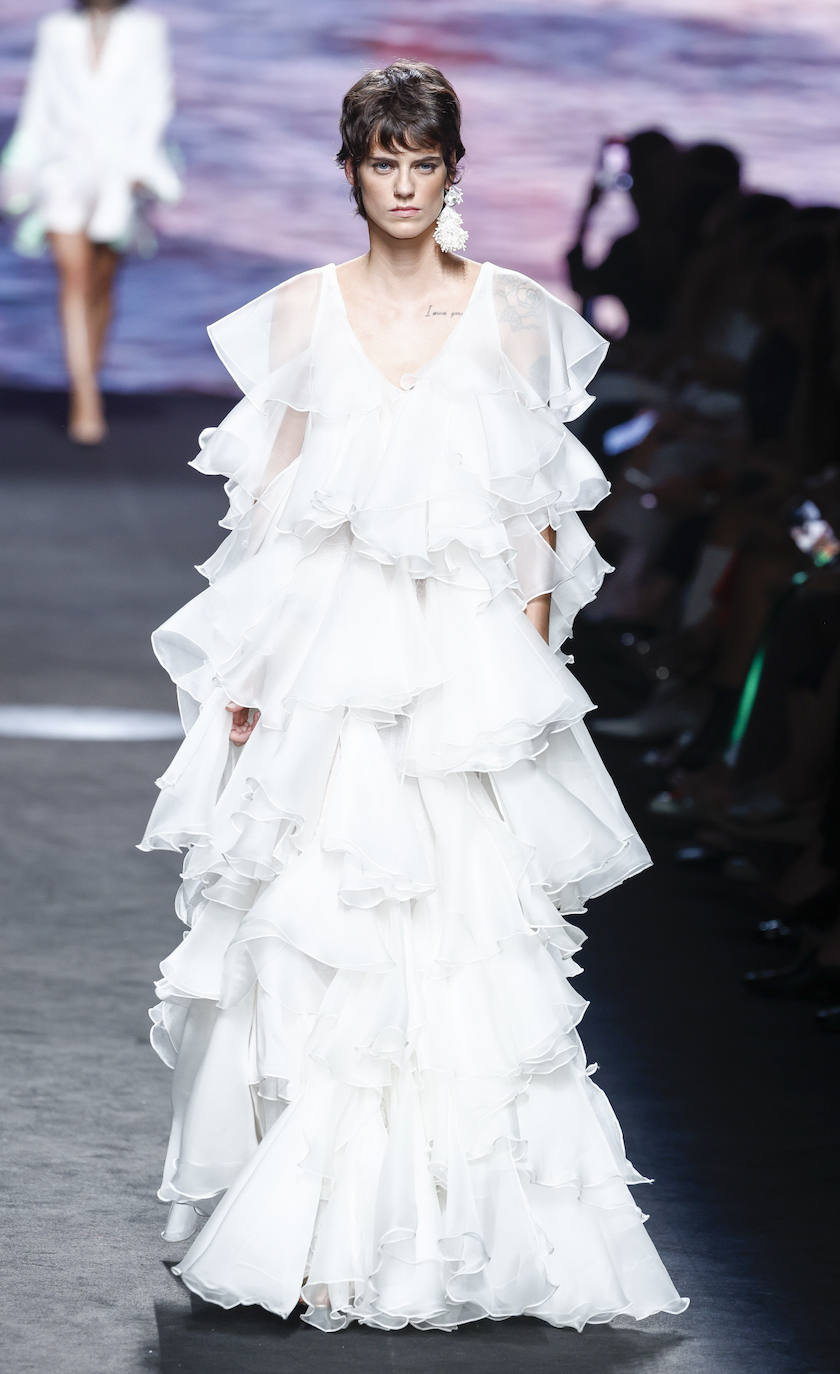 Desfile de Claro Couture en la MBFWMadrid 2023. Las prendas recuerdan a la brisa marina. 