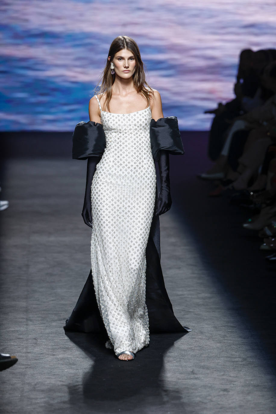 MBFWMadrid Primavera/Verano 2024: Claro Couture se inspira en la fluidez del océano