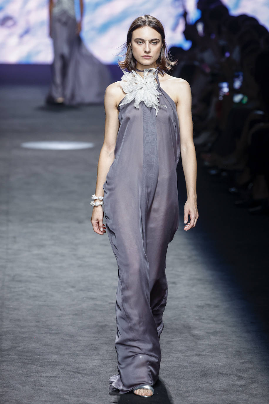 Desfile de Claro Couture en la MBFWMadrid 2023. Los tejidos de gasa fueron de los más vistos. 