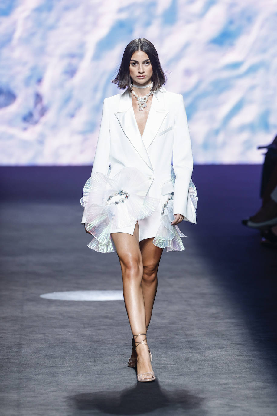 Desfile de Claro Couture en la MBFWMadrid 2023. El color blanco recuerda a la espuma del mar en movimiento y a la brisa marina. 